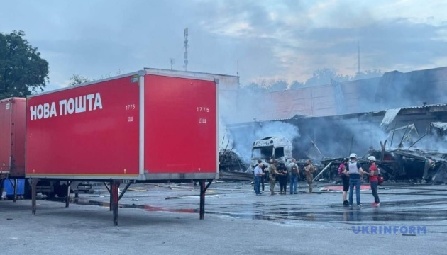 Війська РФ вдарили по складу логістичного оператора у Запоріжжі, виникла пожежа