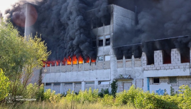Військові РФ атакували Чернігів - виникла пожежа на підприємстві