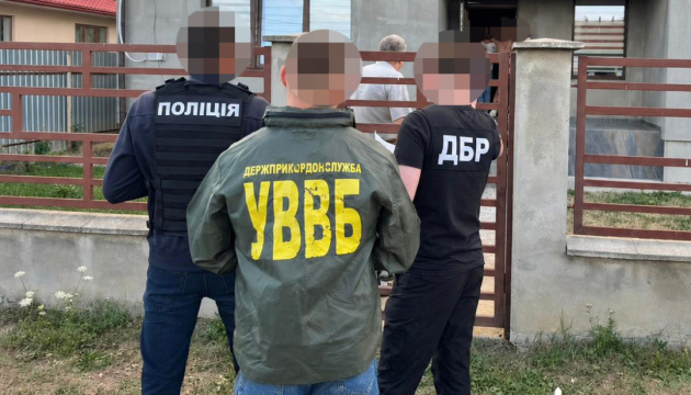 На Закарпатті викрили правоохоронця, який організовував незаконне переправлення чоловіків за кордон
