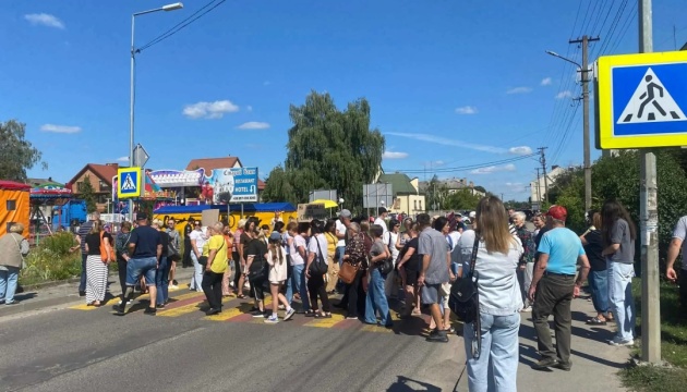 Жителі Рави-Руської перекрили дорогу до кордону - протестують через спиртзавод