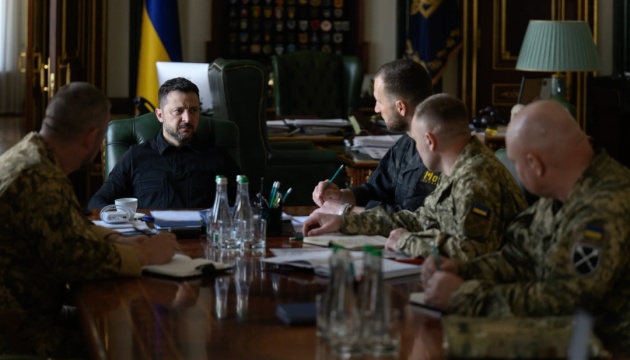 Зеленский обсудил с военным командованием противодействие баллистике и изменения на фронте, которые готовит Генштаб