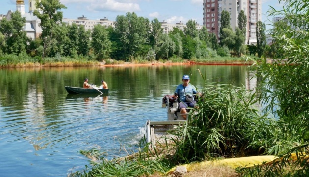У Києві на озері Кирилівське четвертий тиждень ліквідовують забруднення після атаки РФ