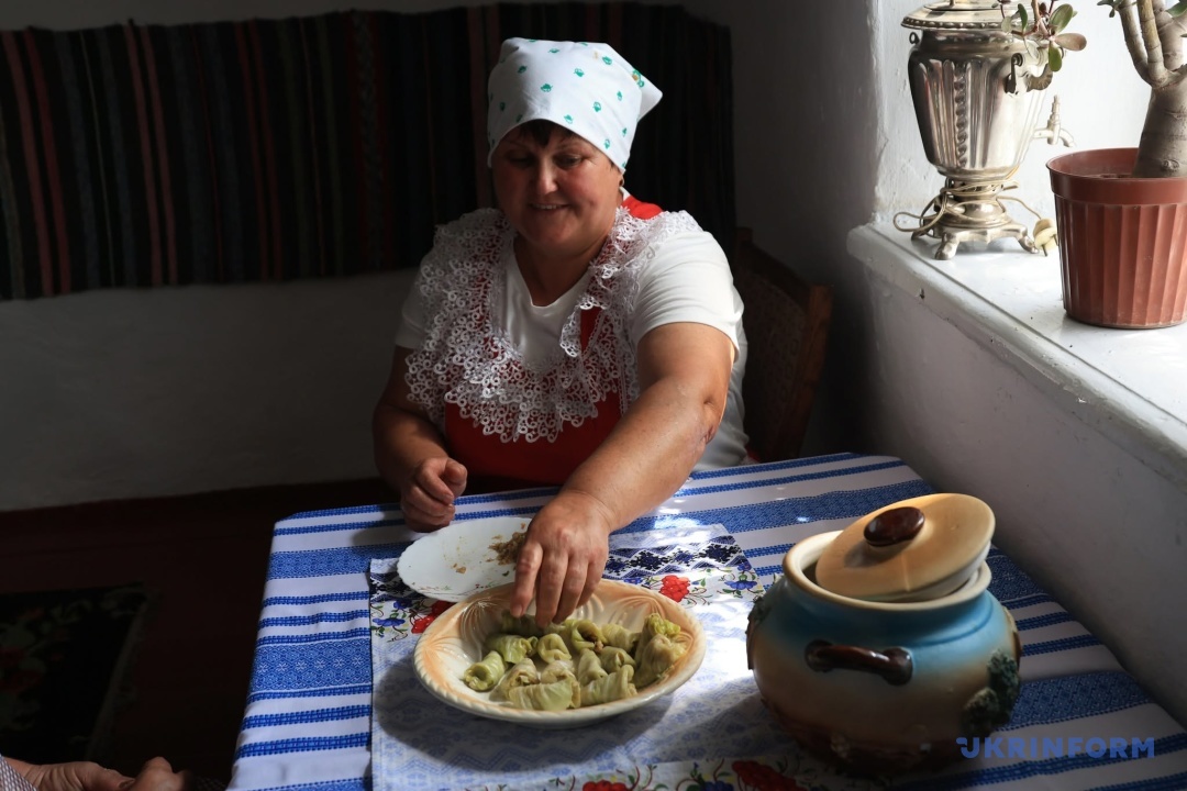 Пані Світлана з села Мардарівка готує голубці з капусти