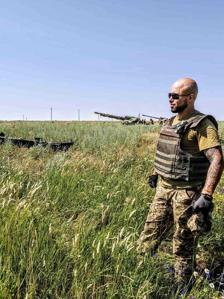 Пам'яті головного сержанта, командира гармати Романа Довгалюка (позивний «Бурий»)