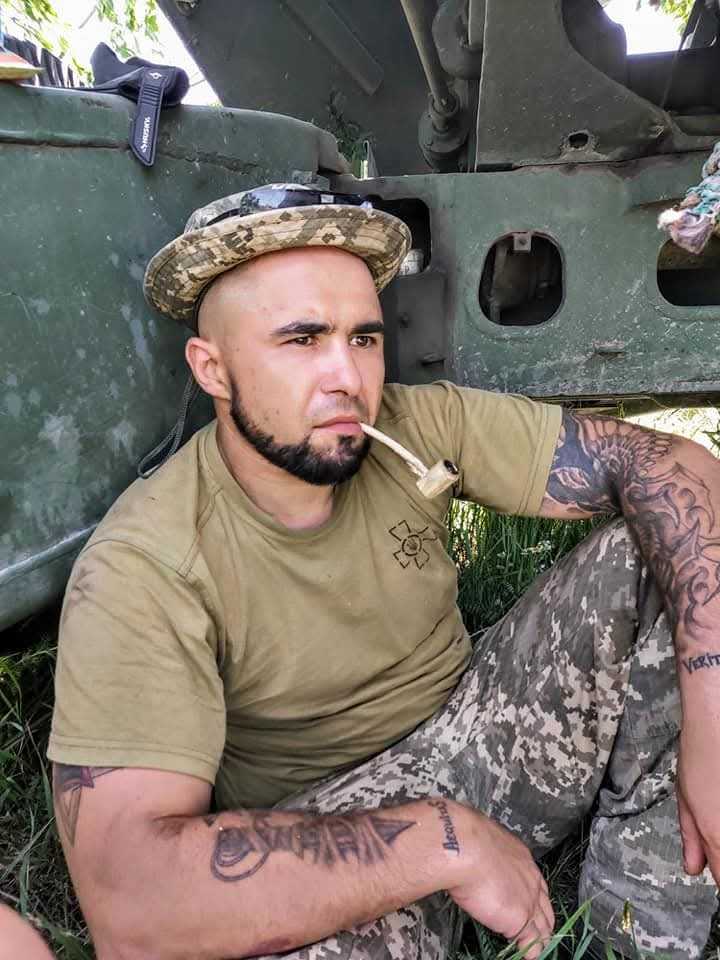 Пам'яті головного сержанта, командира гармати Романа Довгалюка (позивний «Бурий»)