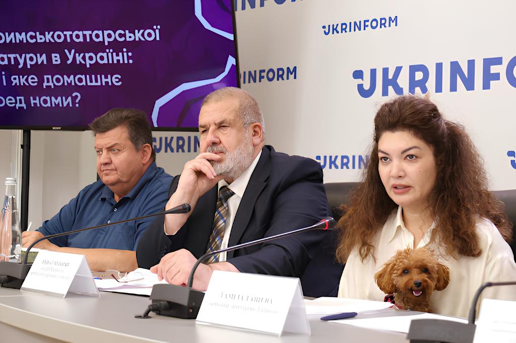 Під час круглого столу, Рефат Чубаров (в центрі). Фото: Укрінформ.
