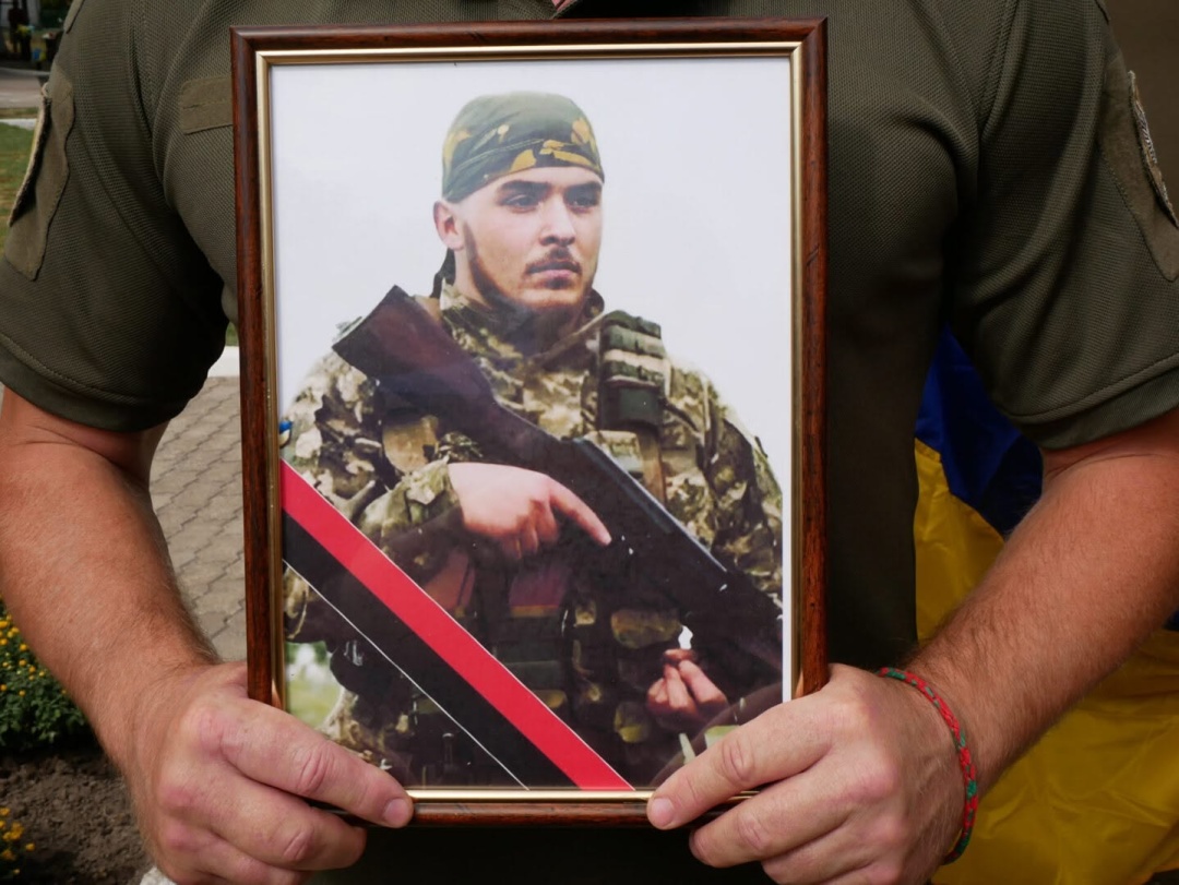 Пам'яті молодшого сержанта Юрія Пивоварова (позивний «Берс»)