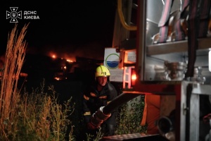 Un muerto, 22 heridos, destrucción e incendios en 4 distritos tras el ataque masivo ruso a Kyiv