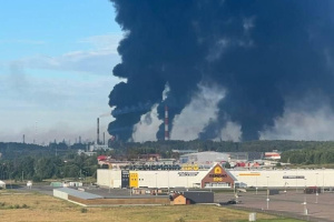 Hay incendio en una refinería de petróleo en Yaroslavl tras un ataque con drones