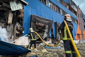 Siguen eliminando las consecuencias del ataque con misiles balísticos en dos distritos de la región de Kyiv 