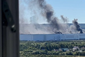 Lager von Wildberries in Jekaterinburg nach Drohnenangriff in Brand