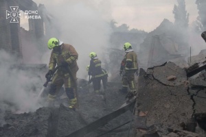 Hallan un cadáver en Kyiv durante las labores de eliminación de las consecuencias tras el ataque nocturno