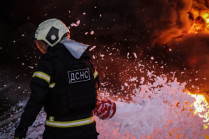 Lagerhallen in Region Kyjiw nach Drohnenangriff in Brand – ein Verletzter