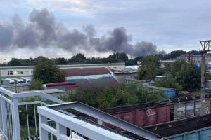 In Samara brennt nach einem Angriff Unternehmen für Raketen- und unbemannte Raumfahrzeuge-Bau
