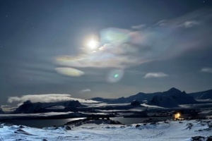 Exploradores polares ucranianos muestran nubes nacaradas con la Luna de fondo en la Antártida