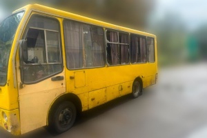 Un dron ruso ataca un minibús en Jersón, matando a cuatro personas