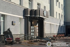 Guerre en Ukraine : deux policiers meurent et plus de quarante personnes subissent des blessures lors d'une frappe russe sur Jytomyr