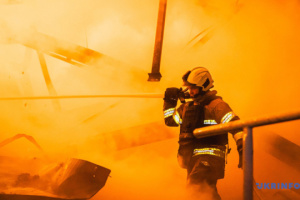 Ballistischer Angriff auf Kyjiw: Ein Todesopfer, Lagerhaus in Flammen 