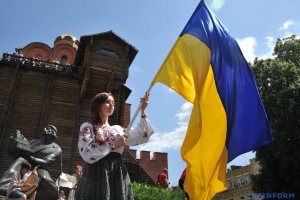 L'Ukraine célèbre la Journée du drapeau national