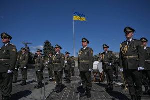 Le drapeau national ukrainien hissé à Kyiv en présence du président Volodymyr Zelensky et des dirigeants internationaux