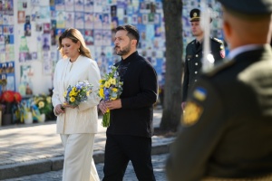 Pareja presidencial honra la memoria quienes murieron por Ucrania