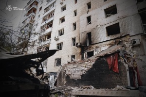 Aumenta a 20 el número de víctimas del ataque ruso a un edificio residencial en Cherníguiv