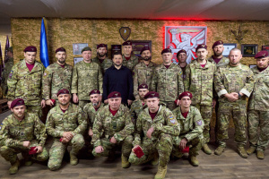 ゼレンシキー宇大統領、南部オレクサンドリウカ方面で軍人たちと面会