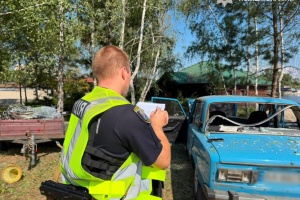 Im Zentrum Kyjiws fällt russische Drohne auf Straße und unbewohntes Gebäude, ein Verletzter