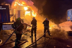ウクライナ南部オデーサ州でロシア軍攻撃により食料を積んだトラックが炎上　１名死亡、３名負傷