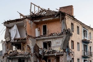 Der Feind warf FAB-500-Bombe auf ein Hochhaus in Slawjansk ab, vier Menschen verletzt 