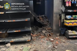 Russische Drohne stürzt auf Dach eines Supermarktes in Cherson, ein Kind verletzt