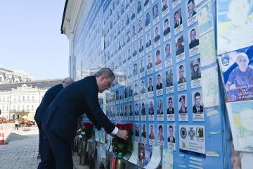 Außenminister der Ukraine und Aserbaidschans legen Blumen an Gedenkmauer für Gefallenen nieder