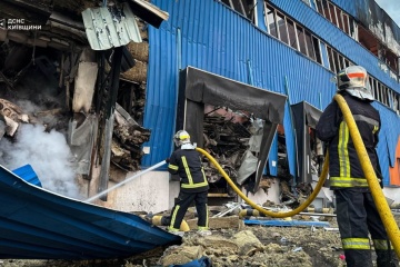 Siguen eliminando las consecuencias del ataque con misiles balísticos en dos distritos de la región de Kyiv 