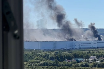 Hay incendio en un almacén de Wildberries en Ekaterimburgo tras ataque con drones