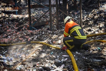 Les pompiers combattent depuis deux jours les incendies d'entrepôts causés par les frappes russes dans la région de Kyiv