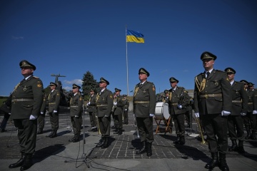 Staatsflagge der Ukraine in Kyjiw gehisst
