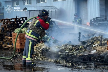 У Бучанському районі гасять пожежі на трьох локаціях після атаки РФ