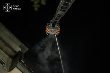 У Києві атака росіян спричинила пожежу у багатоповерхівці
