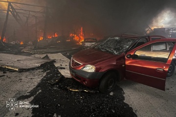 У двох районах Київщини після російських атак рятувальники гасять пожежі на складах