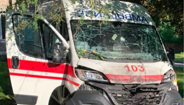 У селищі на Харківщині під обстріл потрапив автомобіль медиків