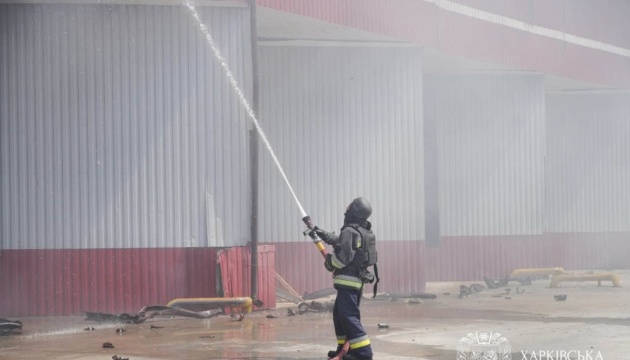 У Харкові після російського обстрілу триває масштабна пожежа