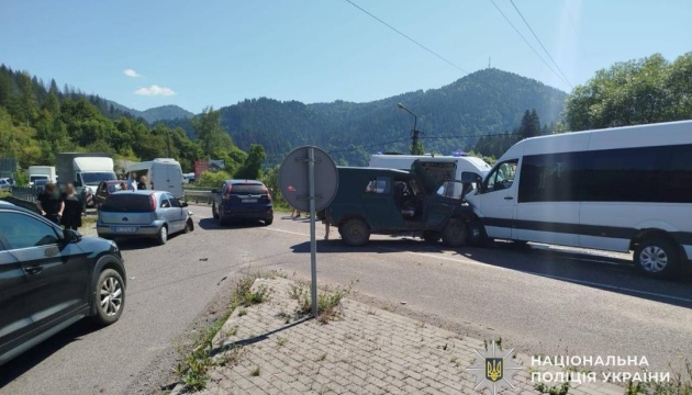 En Transcarpatie, deux voitures et un minibus se sont percutés : 13 blessés, dont quatre enfants