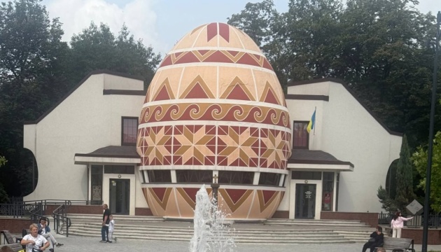 На Прикарпатті готують пересувну виставку з 700 писанок із колекції музею