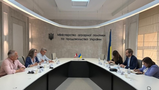 Канада допоможе Україні із зерновими рукавами для зберігання врожаю
