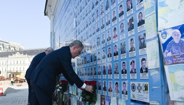 Глави МЗС України й Азербайджану поклали квіти до Стіни пам'яті полеглих за Україну