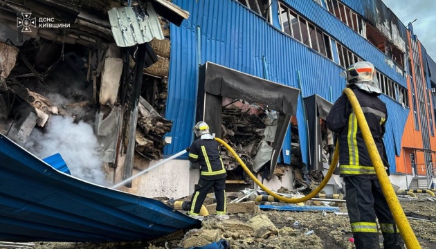 Rus balistik füze saldırısının ardından Kyiv bölgesindeki iki ilçede temizlik çalışmaları devam ediyor.
