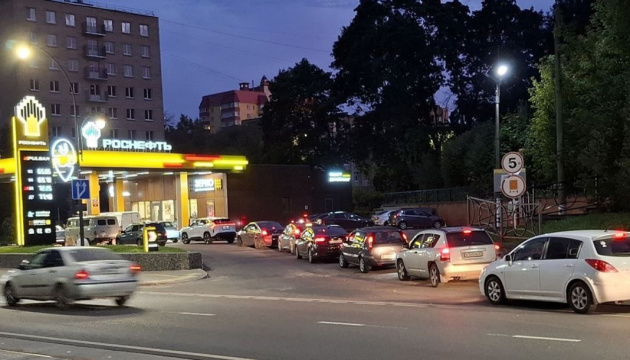 У російських регіонах на АЗС знову утворюються черги - The Moscow Times