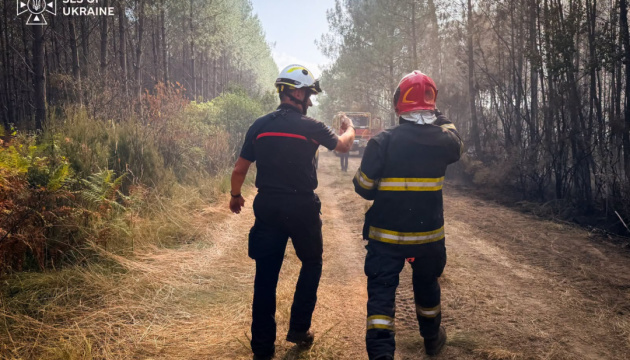 En France, des secouristes ukrainiens ont maitrisé un incendie de forêt qui menaçait une localité