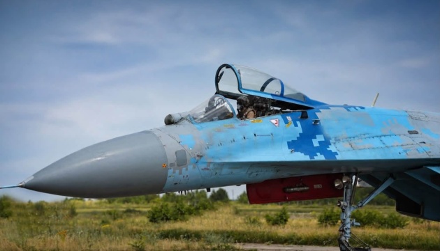Pilot eines Su-27 Kampfjets zerstört Kommandopunkt der Russen samt Drohnenpiloten   