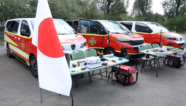 Rescatistas ucranianos reciben de Japón maquinaria especializada para el desminado